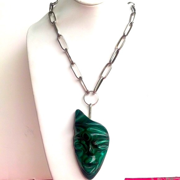 VNTG carved Malachite mask with 26" handmade chain - Picture 5 of 12